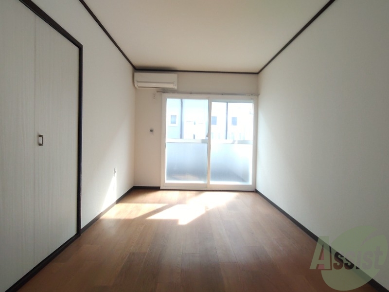 居室・リビング　リビングは洋室の６帖のお部屋をお使いください。