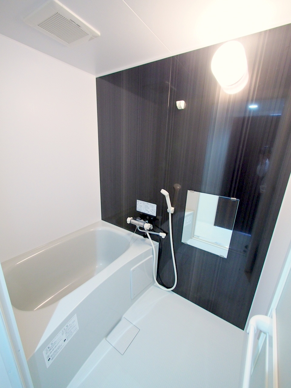 バス・シャワールーム　広々タイプのお風呂です♪