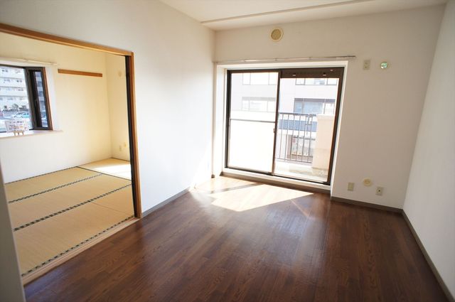 居室・リビング　日当りのいいリビングです。