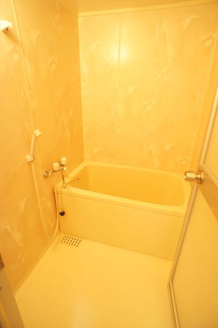 バス・シャワールーム　清潔感のあるお風呂です