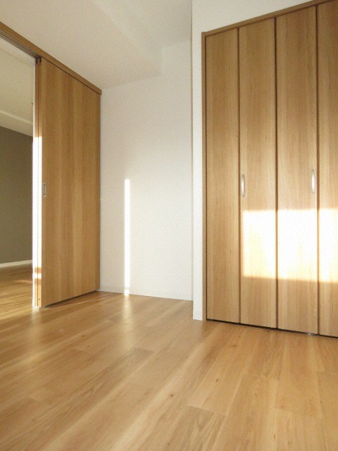 その他部屋・スペース　リビングに隣接した、使い勝手の良い明るい洋室です♪