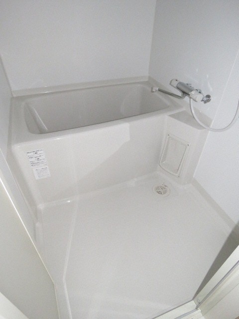 バス・シャワールーム　ゆったりとくつろげる、長方形タイプの浴槽です♪