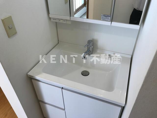 洗面設備　明るい洗面所です