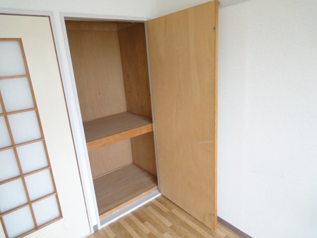 収納　同物件別号室の写真です。