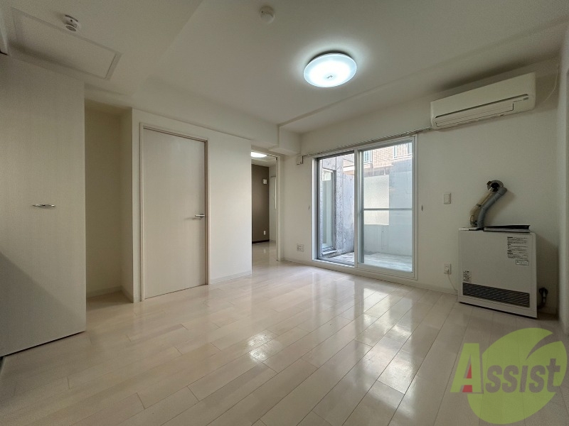 居室・リビング　リビングです。窓が大きくて明るいですね！