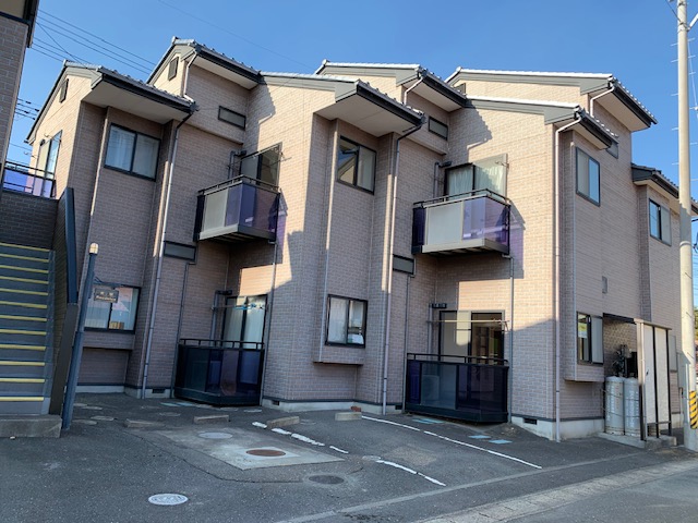 建物外観　スライド式建築施工で隣室との遮音性に配慮された物件です！
