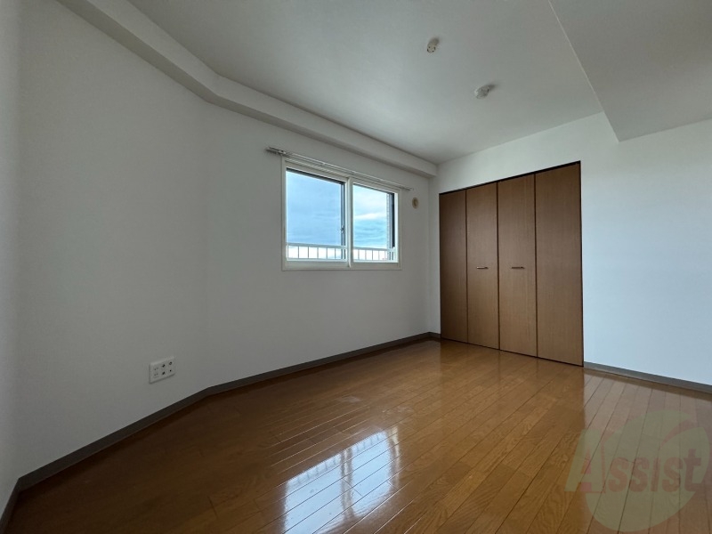 その他部屋・スペース　寝室はこちらです。光が差し込む、温かみのあるお部屋です。