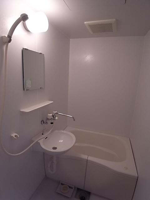 バス・シャワールーム　お風呂・トイレ別のセパレートはいいですね。