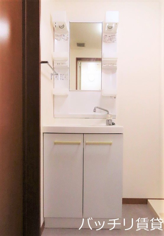 洗面設備　画像は別号室イメージの為、現況を優先いたします。