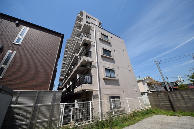 建物外観　～青い空っ、白い雲っ～