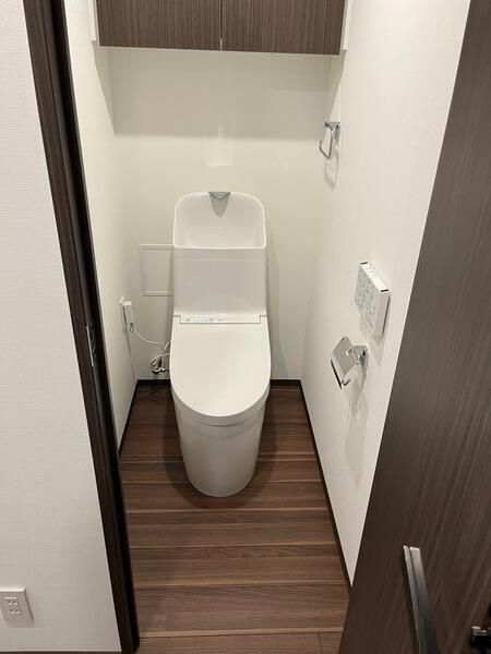 トイレ　落ち着いた色調のトイレです