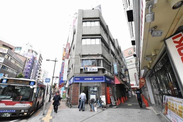 銀行　みずほ銀行蒲田駅西口出張所（銀行）まで180m