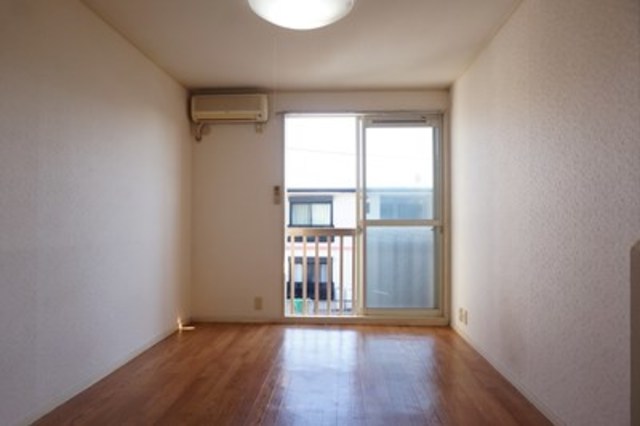 居室・リビング　南向きで日当たり良好なお部屋！暖かな日差しが入ります♪