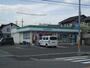 コンビニ　ファミリーマート（コンビニ）まで800m