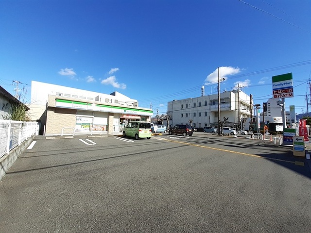 コンビニ　ファミリーマート（コンビニ）まで867m