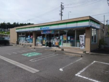 コンビニ　ファミリーマート 伊賀上野東インター店（コンビニ）まで1034m