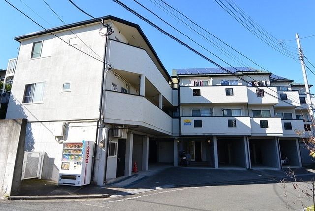 建物外観　★礼金なし♪1階が駐車場になっていて２階からが住居ですよ★