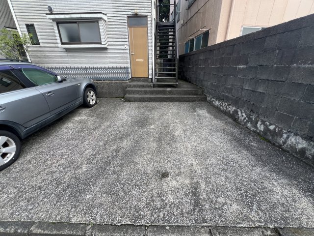 駐車場　お部屋の目の前に駐車場があります。