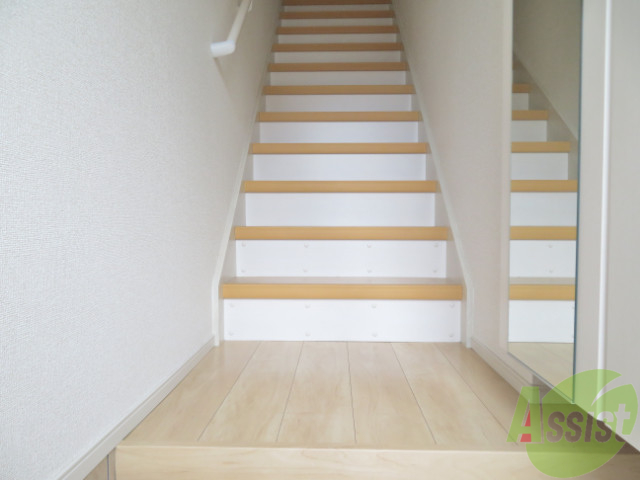 玄関　玄関から撮影しました。階段も急すぎないのもいいですね。