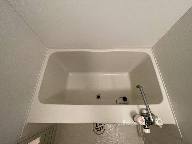 バス・シャワールーム　コンパクトで使いやすいお風呂です