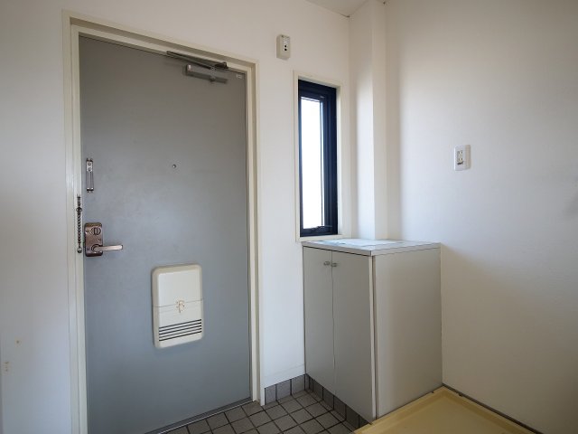 玄関　※写真は別の部屋のものです。