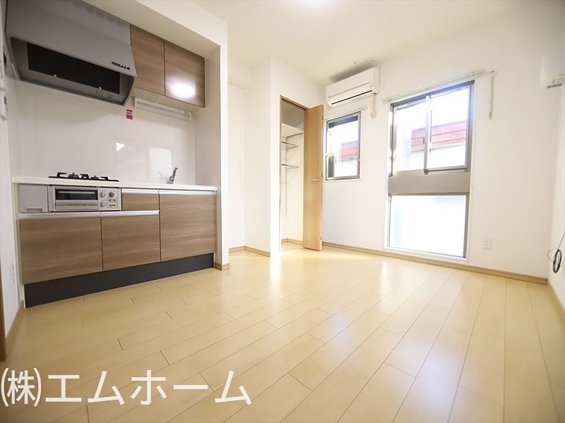 その他部屋・スペース　洋室8.3帖　システムキッチン（ガス2口コンログリル付き）