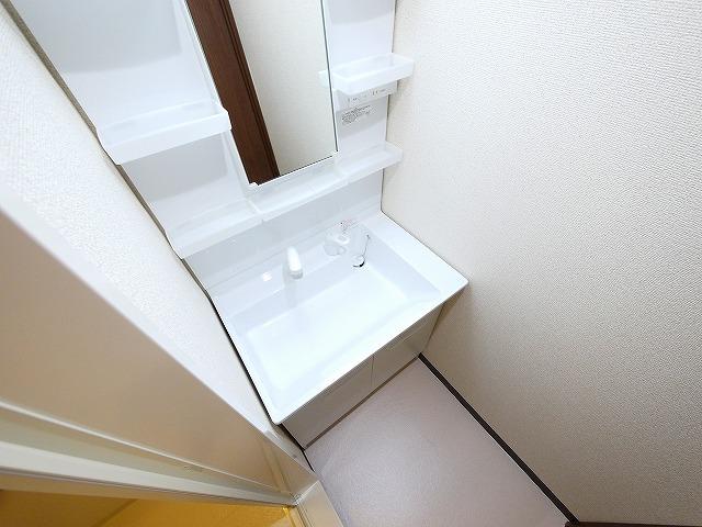 洗面設備　明るい洗面所です