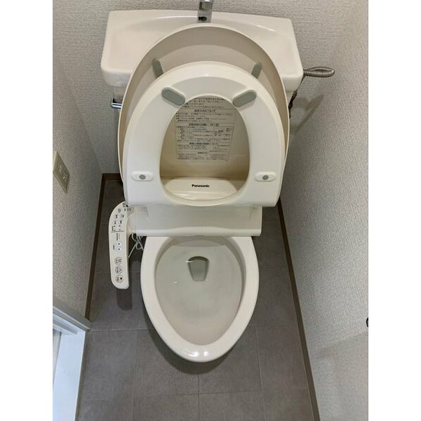 地下鉄御堂筋線 西中島南方駅 徒歩9分 11階建 築36年のトイレ写真