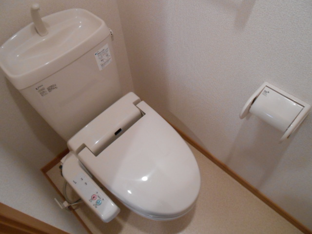 トイレ　温水洗浄便座完備・小物収納棚有り