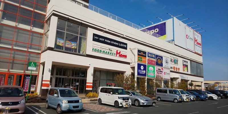 スーパー　フードマーケットMom浜松フレスポ店（スーパー）まで497m