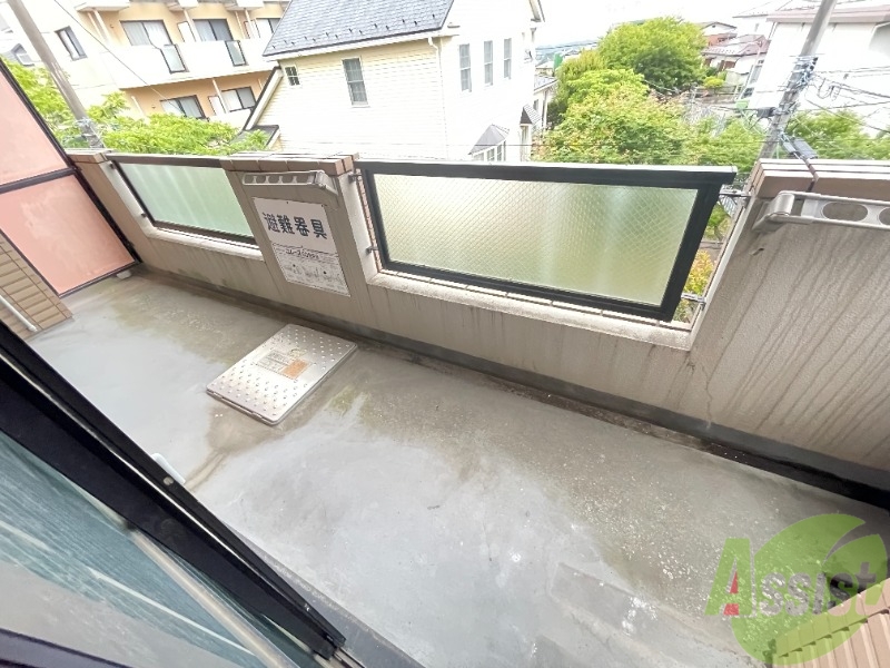 バルコニー　バルコニーがあるので洗濯物は外に干せそうですね。