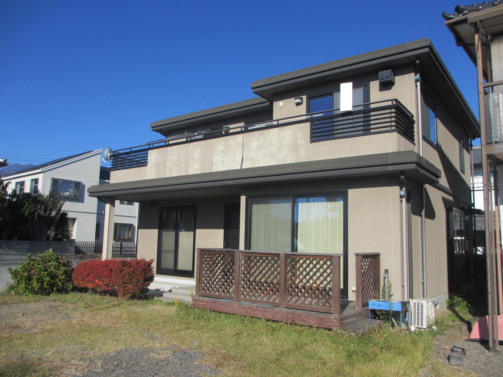 建物外観　4台駐車スペースがあります。