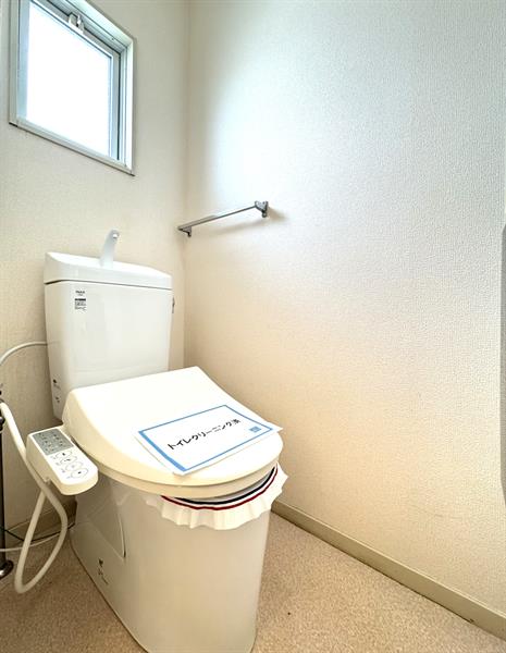 トイレ　トイレは収納付きです。