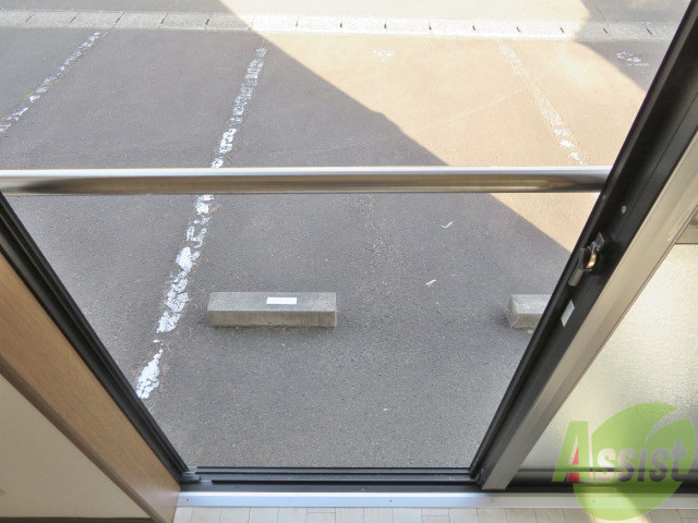 バルコニー　大通りに面していないので、車の騒音も心配ないですね。