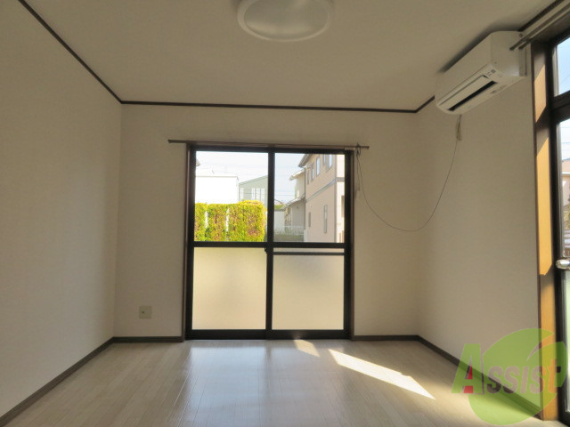 居室・リビング　陽の光が差し込む明るいお部屋は気持がいいですね～