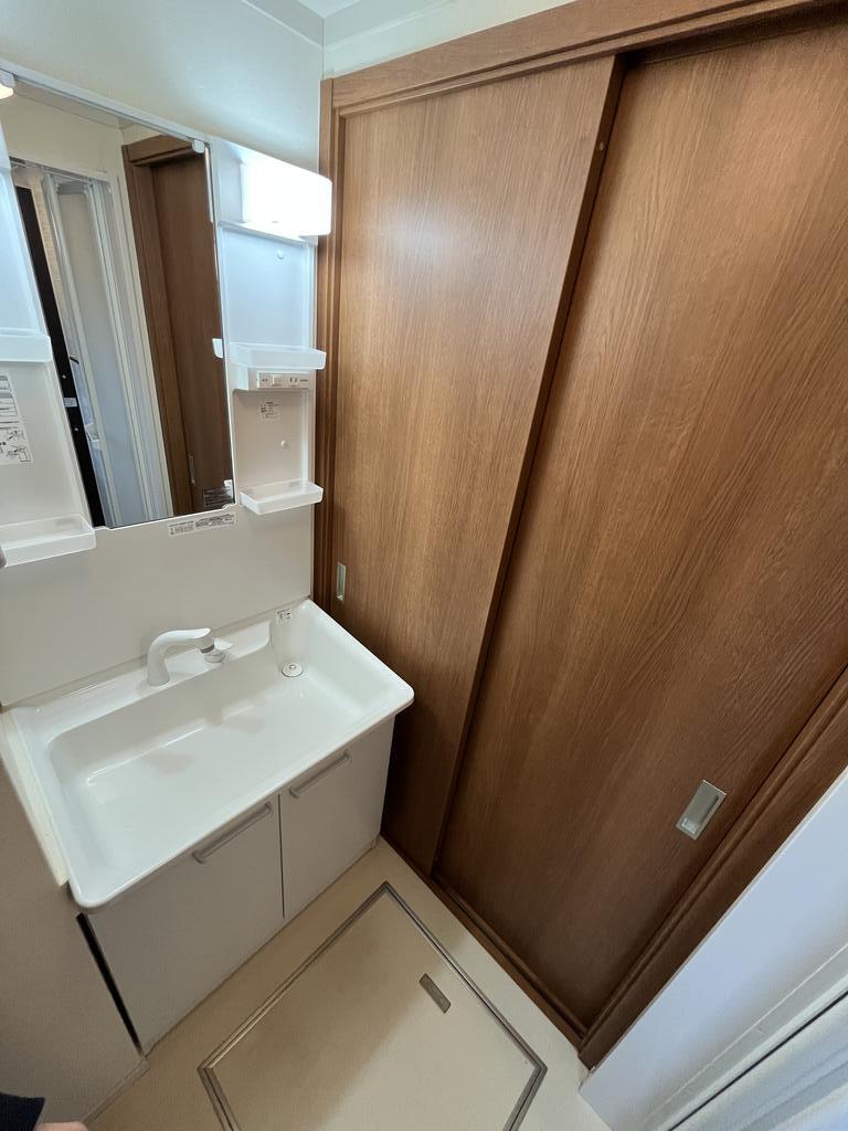 洗面設備　クリーニング前の写真です