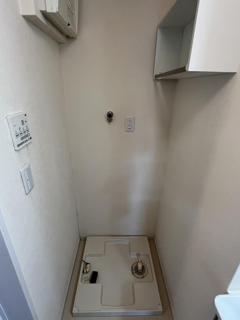 その他　洗濯機置場　クリーニング前の写真です