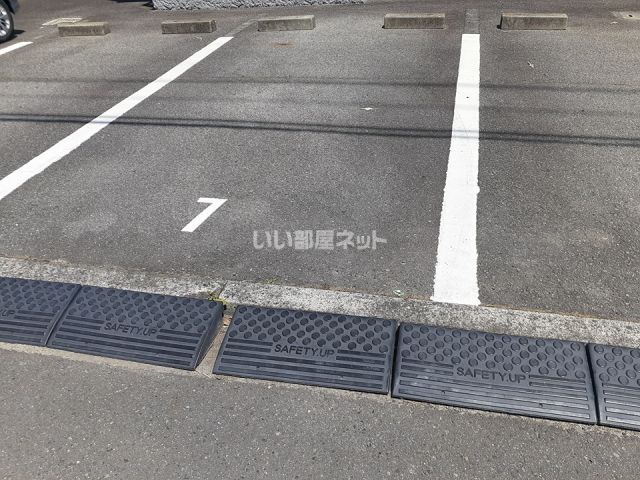 【チェリーハイツの駐車場】