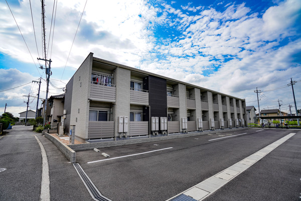 岡山市東区西大寺東のアパートの建物外観