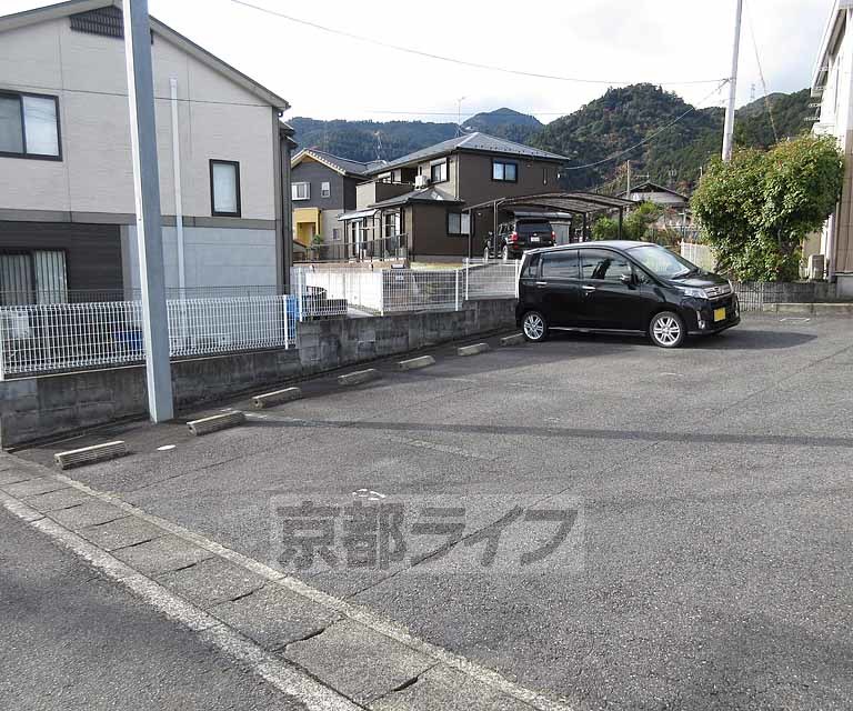 【レオパレスＩＳＨＩＤＵＭＩの駐車場】