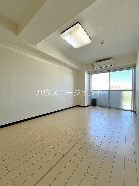 居室・リビング　明るい洋室です