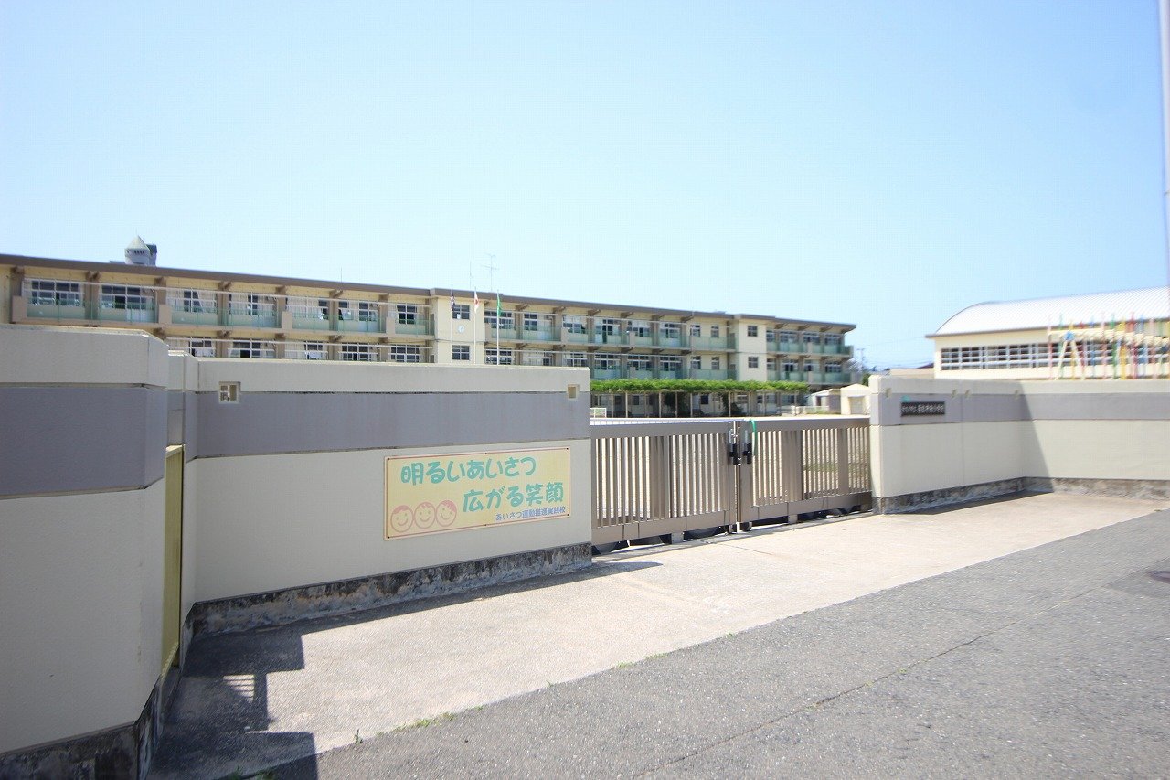 小学校　北九州市立若松中央小学校（小学校）まで482m