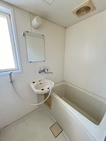 バス・シャワールーム　お風呂場に窓がついているため、換気もできます。