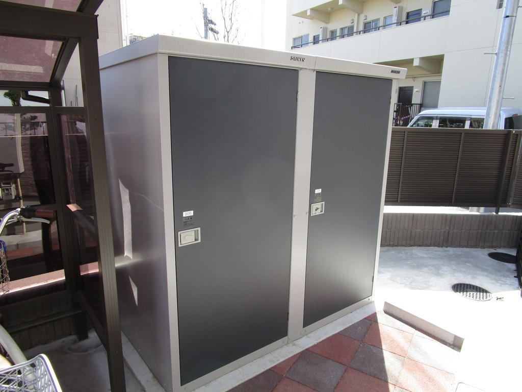 その他　各戸専用の物置付き。