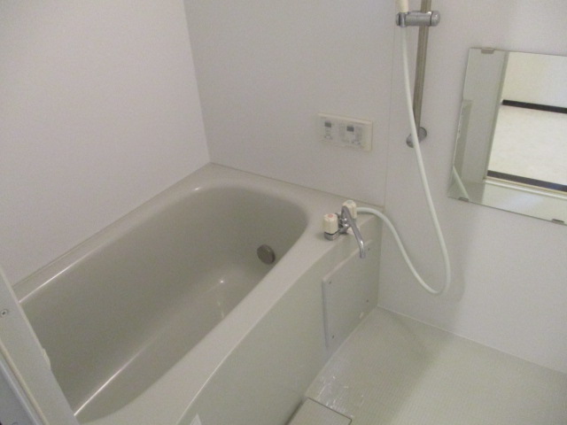 バス・シャワールーム　浴室はゆっくりお湯に浸かれる浴槽サイズ。