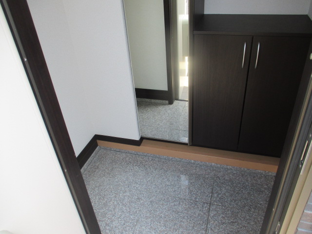 玄関　玄関には姿見付きの収納あり。