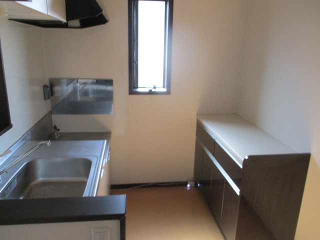 収納　電子レンジを置ける便利な収納棚付き。