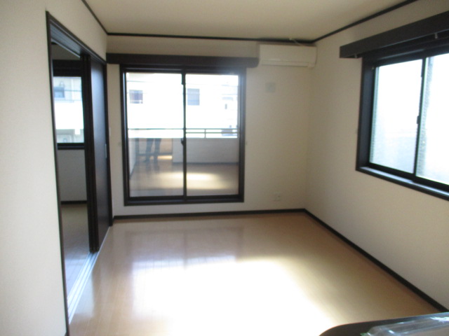 居室・リビング　角部屋＆2面採光南向きで広々としたリビング。