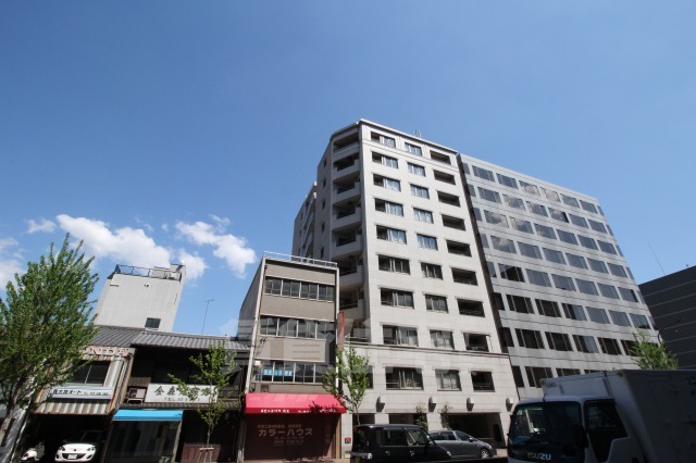 京都市右京区西院平町のマンションの建物外観