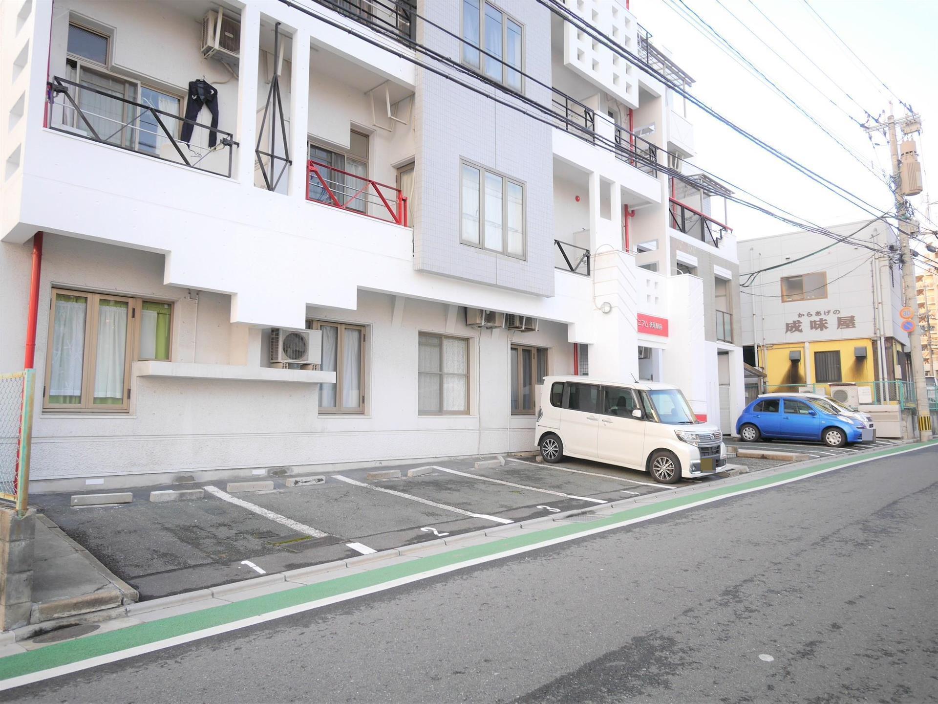 【コンドミニアム折尾駅前の駐車場】